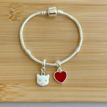 Imagem de Pulseira com 2 berloques: gatinho branco + coração vermelho - banhados a prata
