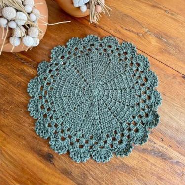 Imagem de Sousplat Descanso de Prato Romântico 38cm Crochê Artesanal (Verde Musgo)