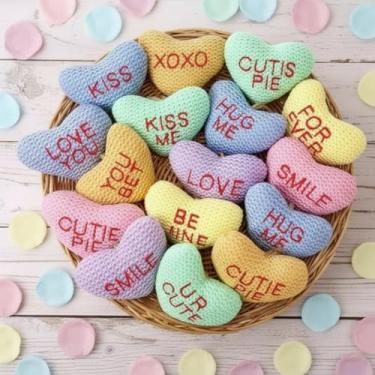 Imagem de Hahafelt 24 peças de enfeites de dia dos namorados tricotado crochê coração dia dos namorados conversa doces corações tricotados para festa de casamento bandeja de mesa de jantar porta de parede