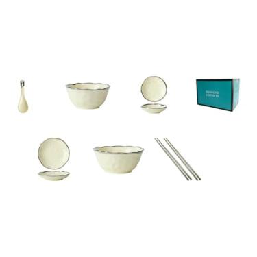 Imagem de Cerâmica fresca cor sob o esmalte pratos requintados utensílios de mesa domésticos nórdicos - duas pessoas comem martelo leite branco