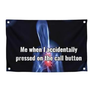 Imagem de Bandeira engraçada de poliéster com citação "Me When I Accidentally Pressed On The Call Button" com quatro ilhós de latão - Bandeiras de parede de tapeçaria engraçadas de um lado para decoração