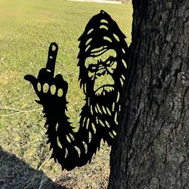 Imagem de Grande dedo médio pé grande Peaking-a-Boo animal sinal de metal ornamento de arte de parede, engraçado flipping off pé grande espiando em torno de placas de cachorro canto árvore jardim cerca quintal