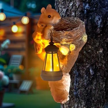 Imagem de YEPOTUE Abraçador de árvore de esquilo para decoração de jardim, estátua ao ar livre com lanterna movida a energia solar para varanda externa e cerca de árvore, presentes de inauguração de casa para