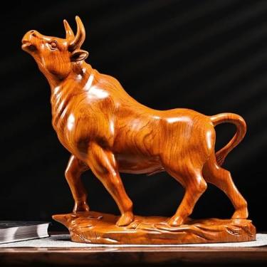Imagem de FENNYYAR Estatueta de touro de madeira esculpida à mão - ornamento de força de boi do zodíaco, 10 cm, presente de decoração de mesa de escritório em casa