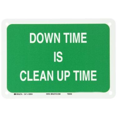 Imagem de Brady Placa de manutenção de plástico 22834, 17,8 cm x 25,4 cm, legenda "Down Time Is Clean Up Time"