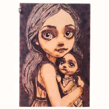 Imagem de Cartão Com Mensagem em madeira; feito à mão com pirografia no padrão 13x19cm; designe com verso personalizável na única peça de tema "Bambola" para qualquer ocasião.