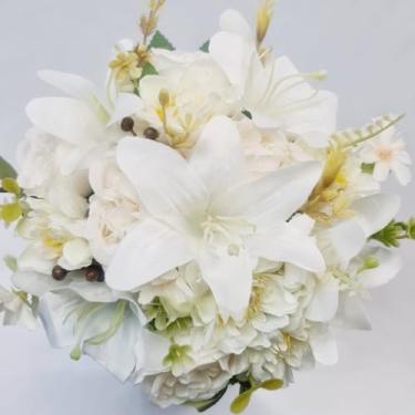 Imagem de Buquê de Noiva Artificial 30cm – Flores de Seda com Pérolas para Casamentos e Damas de Honra(Lírio/Creme/Crisântemo)