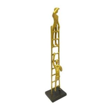 Imagem de Escultura Decorativa Homens na Escada Dourado Impecavel Luxo - LUXdéco