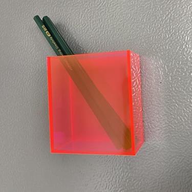 Imagem de YWZF Suporte magnético para caneta, acrílico apagável a seco, suporte de lápis de grande capacidade para quadros brancos, geladeira, armários, material escolar de escritório (rosa neon)