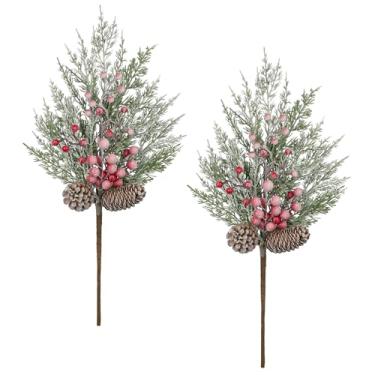 Imagem de 2 ramos de pinheiro artificial de Natal de 53,8 cm, hastes de pinheiro de cedro, palitos de vegetação de Natal com bagas vermelhas e pinhas em spray, galhos de árvore de Natal nevados para vaso de