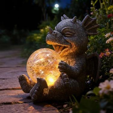 Imagem de Estátua de dragão de jardim movida a energia solar com bola de vidro brilhante - decoração externa, crepúsculo automático ao amanhecer, escultura resistente ao clima para jardins, pátios e terraços