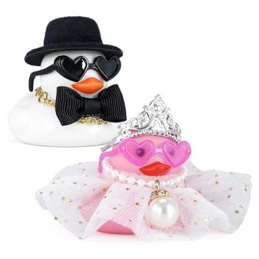 Imagem de BOZILY Pacote com 2 patos de borracha para noiva e noivo para decoração de carro de casamento, mini patos brancos e rosa com acessórios (chapéu, coroa, colares, saia, óculos de sol)