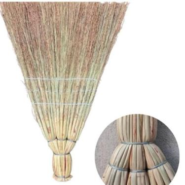 Imagem de Vassoura Caipira Reforçada com 3 Fechos - Uso Externo Resistente, Cabo Incluído de, Ideal para Jardim, Garagem e Áreas Abertas, Utensílio Durável