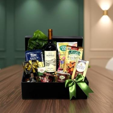 Imagem de Cesta de Presente Gourmet Completa Sofisticação com Vinho Tinto Malbec, Queijo Parmesão, Bruschettas, Castanhas, Geleias e Chocolates