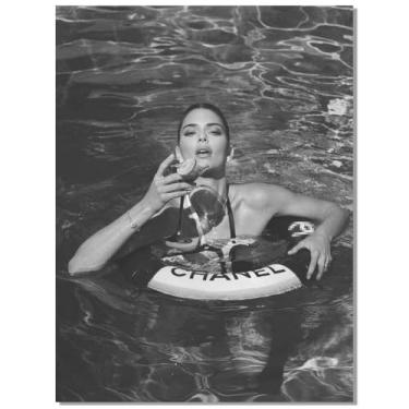 Imagem de Arte de parede de luxo na moda retrô moda menina nadando e bebendo pôster de champanhe para quarto de meninas decoração de parede vintage feminista preto e branco impressão artística imagem para