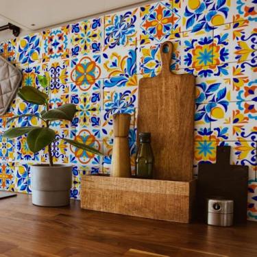 Imagem de Adesivo de Parede Azulejo Retrô 04 azul, estilo ladrilho hidráulico, para Cozinha e Banheiro, lavável e fácil aplicação