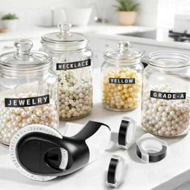 Imagem de Gravador clássico 3D, máquina de etiquetas em relevo com fitas, impressora manual Omega S Vintage Nostalgia com 10 rolos de etiquetas de 9 mm x 3 m para artesanato doméstico DIY e álbuns, preto e