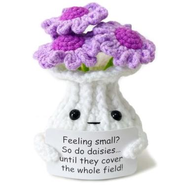 Imagem de RFUYIR Presente inspirador positivo de flores de crochê para mulheres – sentindo-se pequena? – Mini vaso de malha feito à mão, presentes de Natal e aniversário para mulheres, colegas de trabalho