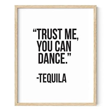 Imagem de RipGrip Decoração engraçada em preto e branco - decoração de bar, acessórios de dormitório universitário e decoração de bar engraçado, pôster citações Trust Me You Can Dance Tequila Art (moldura bege,