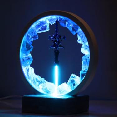Imagem de Sofyee Lâmpada de espada Frostmourne, luz noturna Lich King, decoração de jogos, presente de fluxo de luz, luz noturna de cristal azul, presente exclusivo para jogadores artesanais, presente de dia