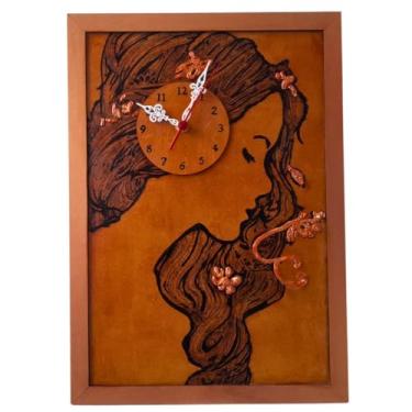 Imagem de Quadro Decorativo com Moldura e Relógio de Parede embutido: Pirografia artesanal em madeira; tema "Lady"; 42cm; peça única com quartz de tic-tac suave em casa, escritório ou clínica.