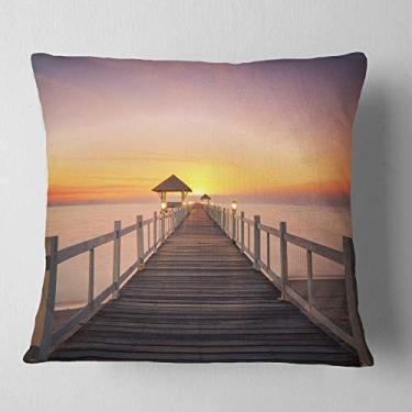 Imagem de Ponte de madeira ampla para o mar Paisagem marítima da Designart sala de estar, sofá, almofada de alta qualidade + capa de almofada impressa em ambos os lados 66 cm x 66 cm