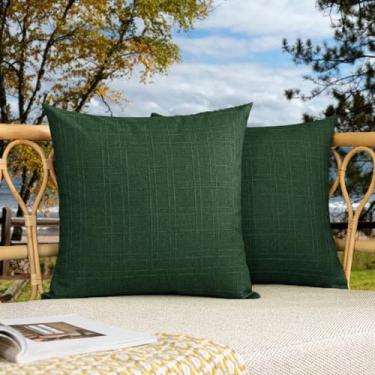 Imagem de Kevin Textile Pacote com 2 capas de travesseiro impermeáveis para ambientes externos, almofadas decorativas quadriculadas, fronhas para pátio, barraca, jardim, sofá-cama, sofá, 45,7 x 45,7 cm, verde