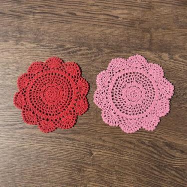 Imagem de Hsvanyr Conjunto de 2 jogos americanos redondos feitos à mão em crochê de algodão, tigela de vidro, tapetes de mesa de jantar para porta-copos de cozinha, enfeites de Natal