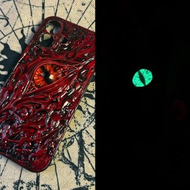 Imagem de Unitvbba Capa de telefone gótica 3D feita à mão com olho de monstro – Ajuste personalizado para todos os modelos de telefone – Exclusivo para fãs de terror, cosplay, amantes da estética escura