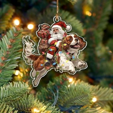 Imagem de BEETHIS Engraçado Cavalier King Charles Spaniel Enfeite de Natal de Papai Noel 2025 – Enfeite de acrílico plano 2D para pendurar em carro de Papai Noel e cachorro para amantes de cães – Decoração de