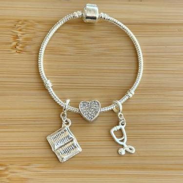 Imagem de Pulseira profissão com 3 berloques estetoscópio médico, coração e livro - banhado a prata