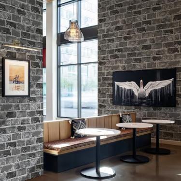 Imagem de JiffDiff Papel de parede autoadesivo de tijolo preto, papel de parede vintage removível para decoração de cozinha e lareira, papel de parede preto com textura de tijolo amigável para locatários 43,9 x