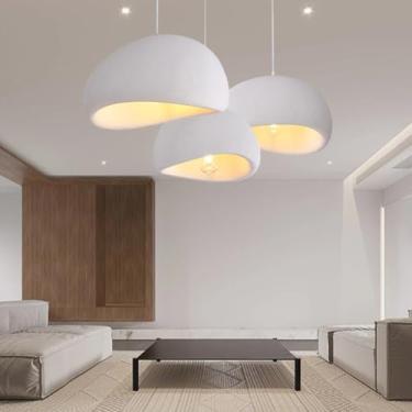 Imagem de Lustre E27 branco com cúpula semicircular irregular, estilo Wabi-sabi. Luminária pendente com altura ajustável e design artístico simples. Ideal para lavanderia, corredor, café, porão e deco