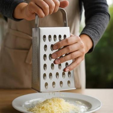Imagem de Ralador de Quatro Faces em Aço Inox, 18 cm de Altura, Prata, com Alça Ergonômica, 4 Tipos de Corte