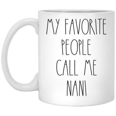 Imagem de PTDShops Caneca de café Nani - My Favorite People Call Me Nani, inspiração Nani Rae Dunn, estilo Rae Dunn, aniversário - Feliz Natal - Dia das Mães, xícara de café Nani 325 ml, branca
