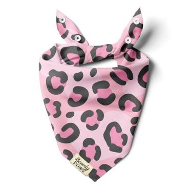 Imagem de BeverlyPaws Bandana de encaixe para cães pequenos, médios e grandes, lenço ajustável para cães e gatos, para meninas e meninos, roupas e acessórios engraçados para filhotes (leopardo rosa, médio)