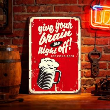 Imagem de 1 peça de arte de parede de placa de lata de cerveja vintage - decoração de pub de metal à prova de ferrugem com frases retrô Cold Beer Best in Town, Bar & Man Cave Placa de metal, branca