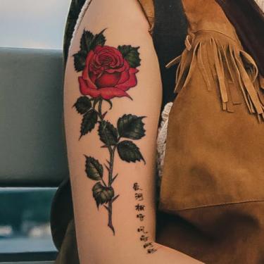 Imagem de 2 peças de tatuagem minimalista multicolorida romântica floral padrão festa festival presente braço clavícula pescoço cintura táxi costas temporário impermeável tatuagem adesivo