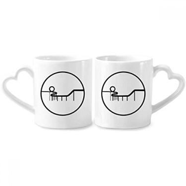 Imagem de Conjunto de canecas de porcelana para casais com contorno do parque de diversões e porta-copos de cerâmica com alça de coração