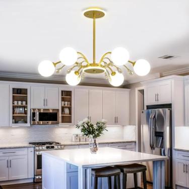 Imagem de Lustre moderno estilo Sputnik com 6 lâmpadas em formato de globo, acabamento em metal escovado e cúpula de vidro branco, ideal para sala de jantar, cozinha, ilha ou quarto.