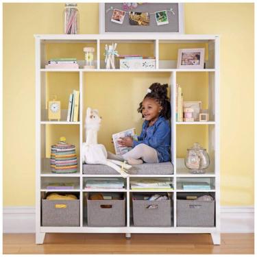 Imagem de Estante banco infantil Martha Stewart Living & Learning branca com nichos, prateleiras e assento acolchoado para quarto infantil