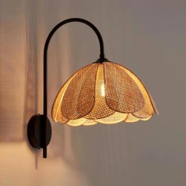 Imagem de Luminária de parede em rattan e bambu, com design criativo em formato de flor, soquete E27 e cúpula retrô, ideal para sala de estar, sala de jantar, quarto, corredor, escadas, restaurante e