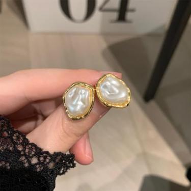 Imagem de 2 brincos elegantes banhados a ouro em forma de pérola em estilo barroco, feitos de liga, perfeitos para uso diário ou encontros