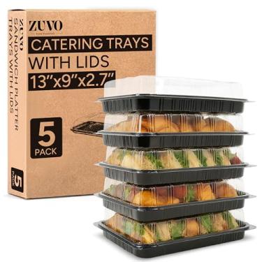 Imagem de Zuvo - Pacote com 5 bandejas de catering com tampas | Travessas reutilizáveis de 33 cm para sanduíches, bolos, saladas e comida de festa – Bandejas empilháveis com tampas transparentes para buffets