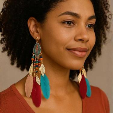 Imagem de Brinco Pressão Étnico com Penas Coloridas e Detalhes Dourados - - anjo