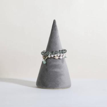 Imagem de GemeShou Suporte de exibição de pulseira de veludo para venda, suporte de pulseira de joias cinza com base dourada, organizador de armazenamento de pulseira de feltro para decoração de casa