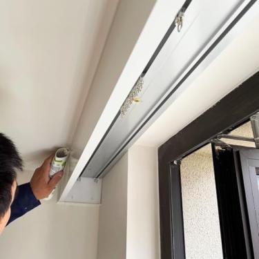 Imagem de Sistema de trilho de cortina blackout três em um – design de trilho duplo com pelmet, suporte de parede/teto de alumínio, cassete de janela de 4,3 m, inclui ganchos de metal duráveis para fácil