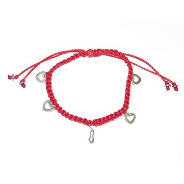 Imagem de Pulseira Love de macramê em fio vermelho com cinco pingentes de coração e figa prateados e detalhes prateados