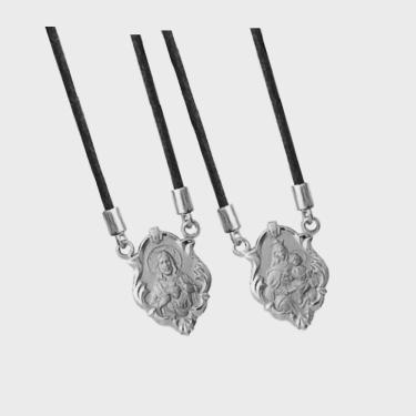 Imagem de Escapulário Ouro Branco 18k Ornato Dupla Face Médio com Cordão de Silicone Preto K210