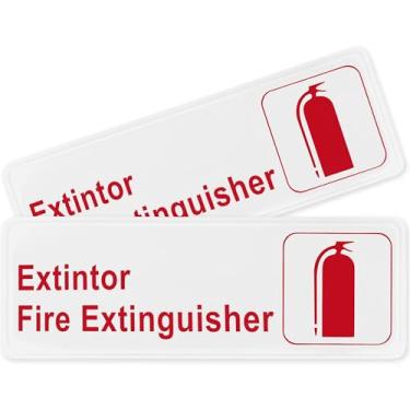 Imagem de Placa de extintor de incêndio de de 22,86 cm x 7,62 cm com suporte autoadesivo. Pacote com 2 cartazes duráveis com letras vermelhas e brancas brilhantes e facilmente visíveis para ajudar a manter as pessoas seguras. Não é necessário usar ferramentas.